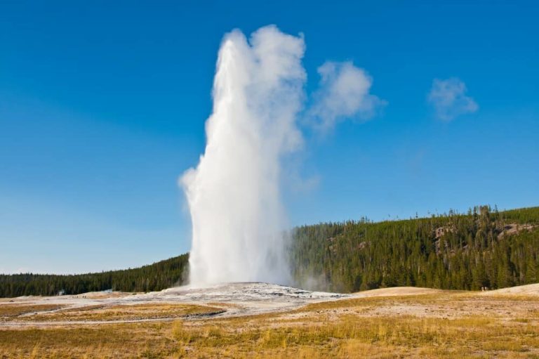 The Old Faithful Geyser in Yellowstone National Park - Parkcation